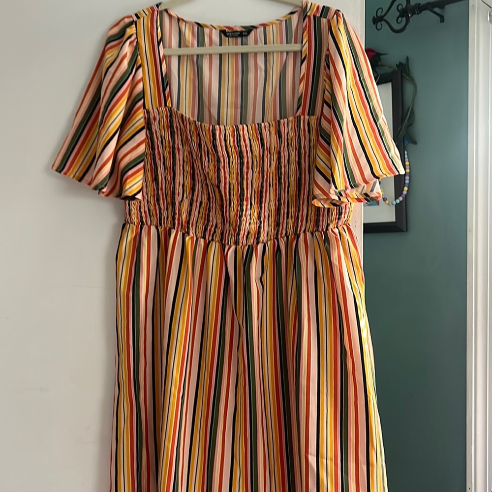 Cute summer dress size 2 XL fits big